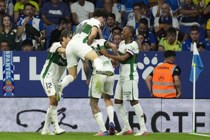 Lección futbolística del Elche CF que gana su primer partido jugando en inferioridad numérica desde el minuto 6