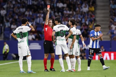 Un partido de suspensión para Redondo