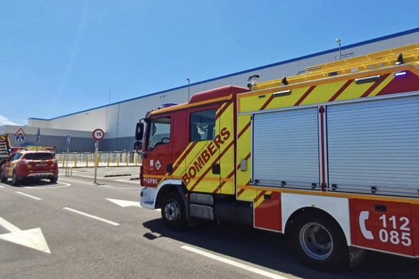 Un conato de incendio en la nave de Amazon de Onda moviliza cuatro dotaciones de bomberos
