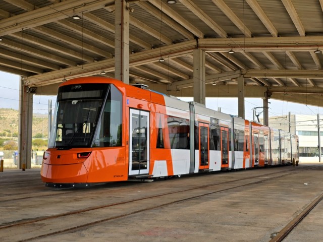 Tram d’Alacant expone en la estación de La Marina trenes históricos de su colección y un modelo de nuevo tranvía