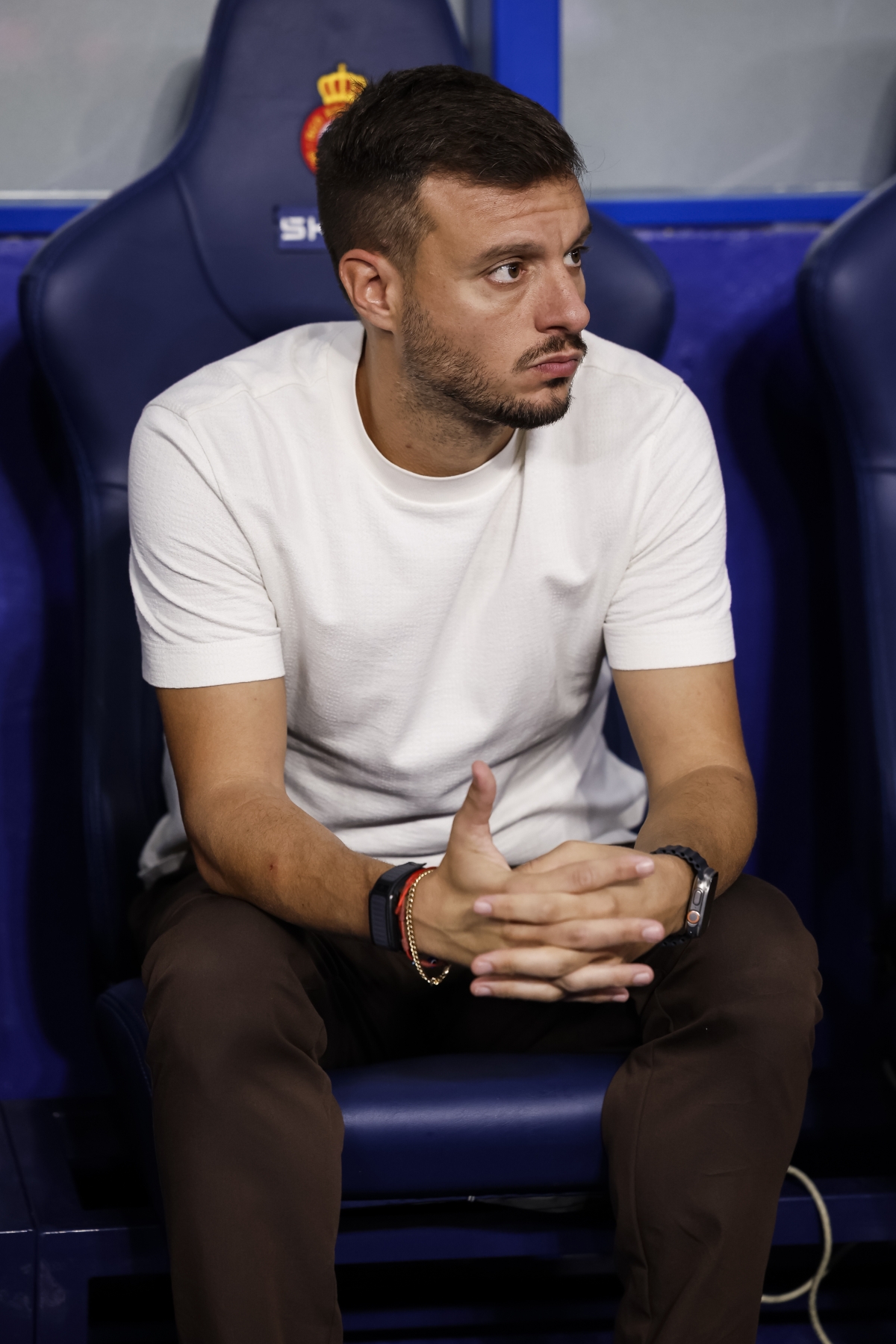 Martín Anselmi en el banquillo del RCDE Stadium
