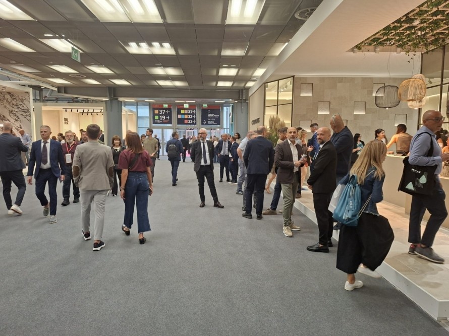 El azulejo de Castellón exhibe en Cersaie fortaleza internacional con la mirada en el impacto de la guerra de Oriente Medio