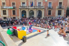Miles de personas asisten a la segunda jornada del Festival de Payasos, Objetos y Títeres en Castelló
