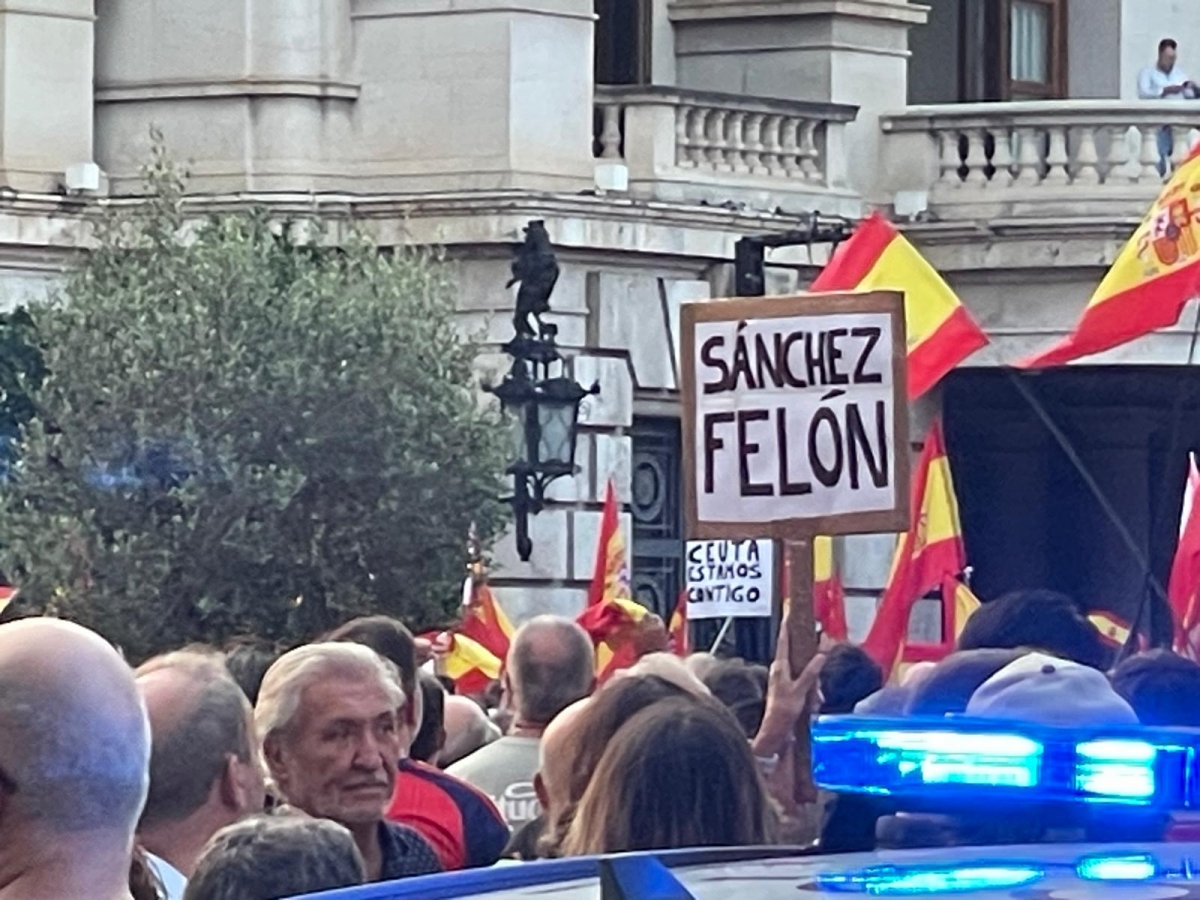 Escrito contra Sánchez en una concentración por Ceuta.