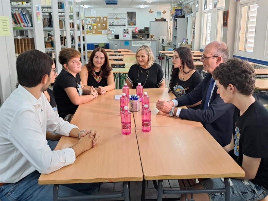Una treintena institutos podrán participar este curso en el programa de tutorización entre alumnos Referen-T