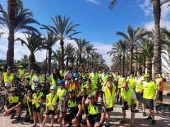 La ciclovía litoral congrega a decenas de familias alicantinas con motivo de la Semana Europea de la Movilidad