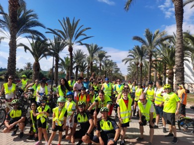La ciclovía litoral congrega a decenas de familias alicantinas con motivo de la Semana Europea de la Movilidad