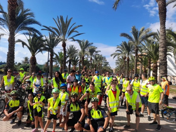 La ciclovía litoral congrega a decenas de familias alicantinas con motivo de la Semana Europea de la Movilidad
