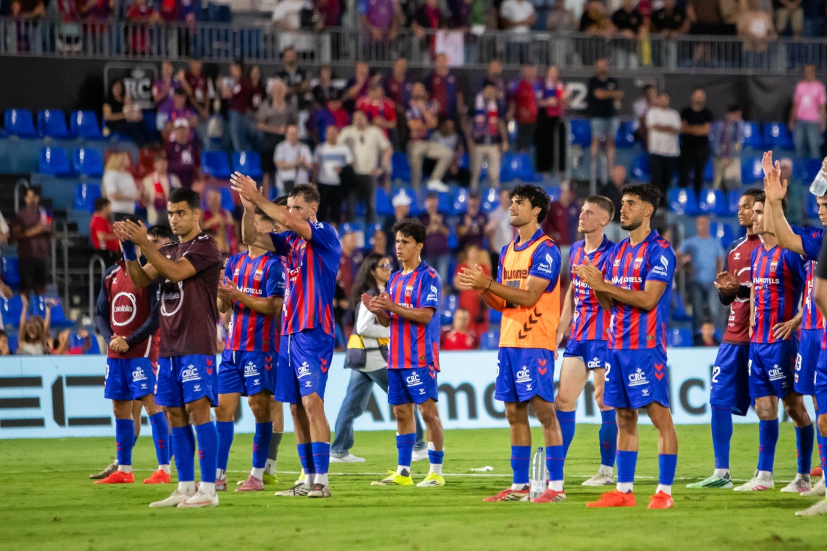 Los jugadores del CD Eldense agradecen a sus aficionados el apoyo recibido