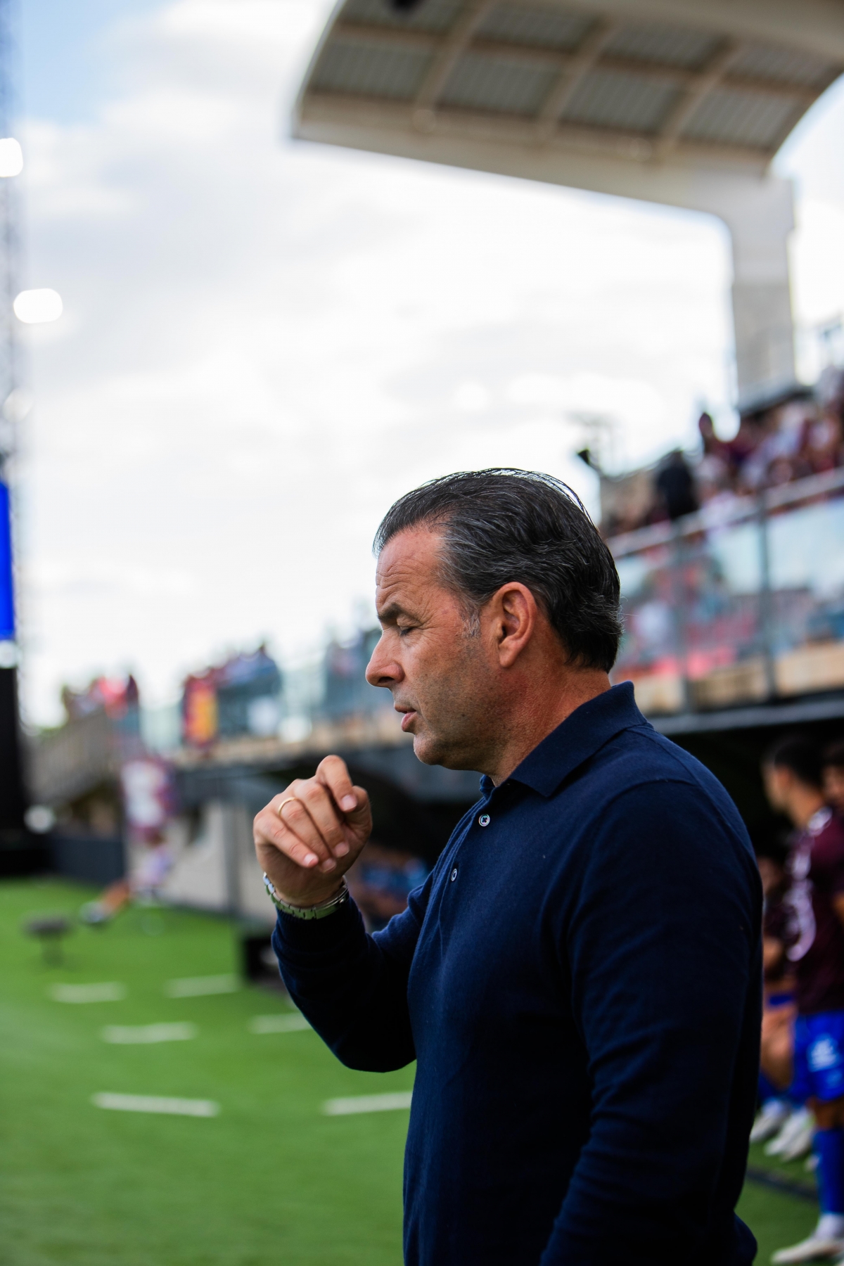 Javi Calleja en la banda antes del inicio del choque