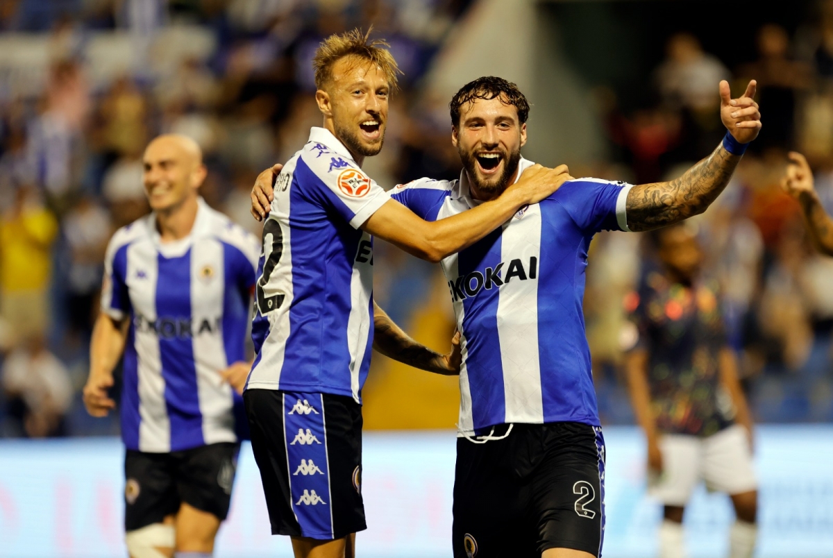 Narro y Samu celebran el tanto del segundo