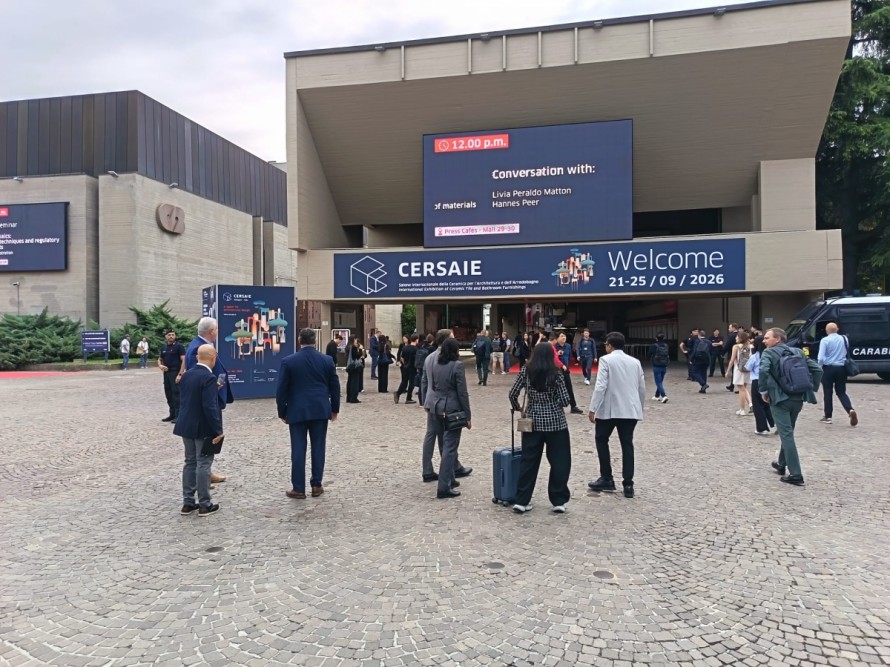 El azulejo de Castellón exhibe en Cersaie fortaleza internacional con la mirada en el impacto de la guerra de Oriente Medio