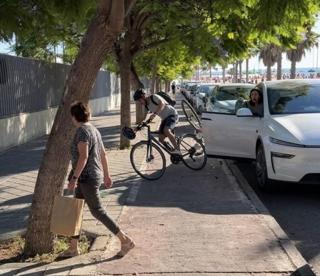 Vecinos de Playa de San Juan reclaman medidas por la seguridad peatonal en los carriles bici