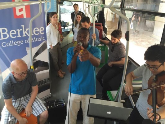 Música sobre ruedas: alumnos de Berklee ofrecen conciertos en los buses de la EMT
