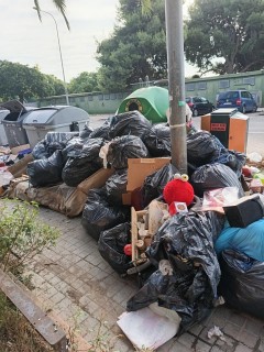 Paterna identifica a una empresa por verter restos de obra en la calle y se enfrenta a 3.000 euros de multa