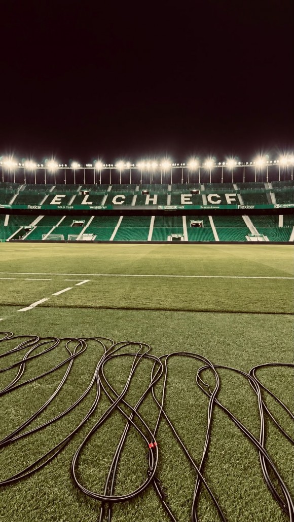 El Elche CF valora concentrar al equipo durante unos días del presente parón, mientras el césped del Martínez Valero cambia de muda