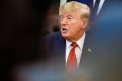 Trump dice que no frenará crecimiento de la IA ahora que EEUU 