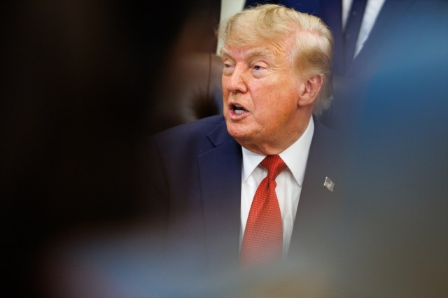 Trump dice que no frenará crecimiento de la IA ahora que EEUU 