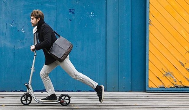 Vuelve la moda del patinete para recorrer la ciudad, pero en Valencia está prohibido