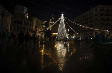 El Consell sigue con los preparativos navideños: encarga un árbol de 15 metros y actividades infantiles