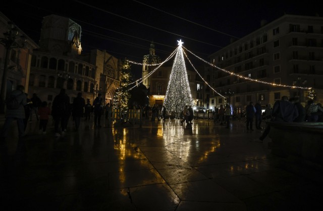 El Consell sigue con los preparativos navideños: encarga un árbol de 15 metros y actividades infantiles