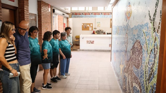 Onda estrena en el Mercado Municipal dos murales de trencadís con el trabajo de los usuarios de El Molí