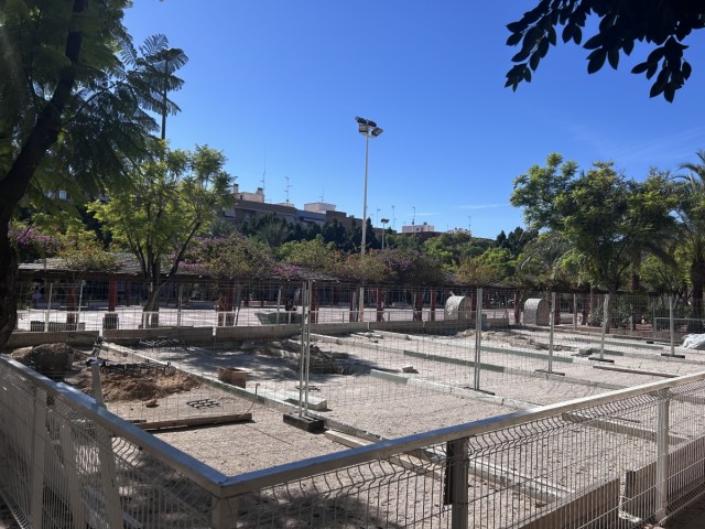 Elche proyecta la renovación de parques infantiles e instala toldos vela en el Parque Andalucía
