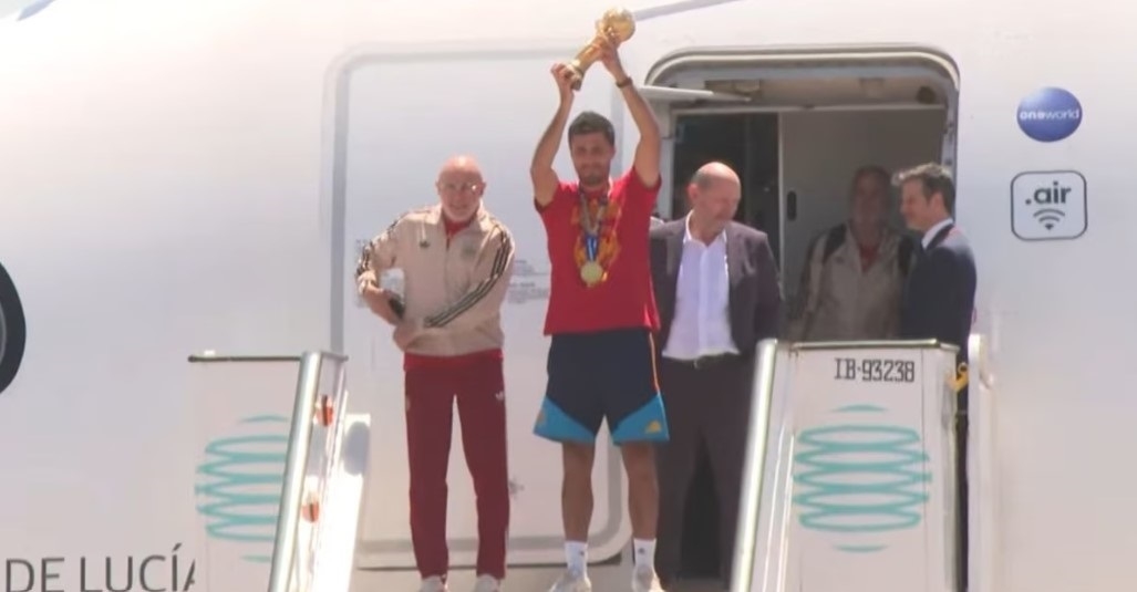 De la Fuente, Rodri y Louzán con la Copa del Mundo