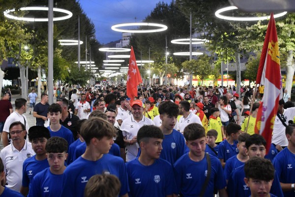 La 30ª Costa Blanca Cup subió el telón del fútbol entre música y fuegos artificiales de bienvenida