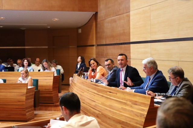 La Diputación de Valencia aprueba ayudas por 6,2 millones para carreteras, gestión de residuos, cultura e IA