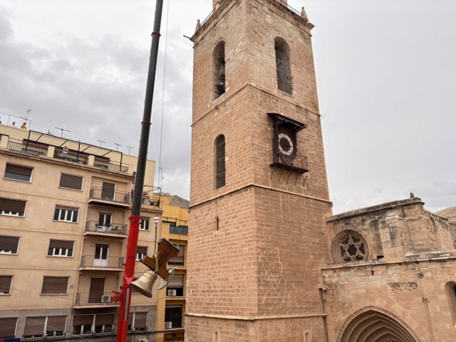 Las campanas históricas de la Catedral de Orihuela regresan a su torre tras su restauración