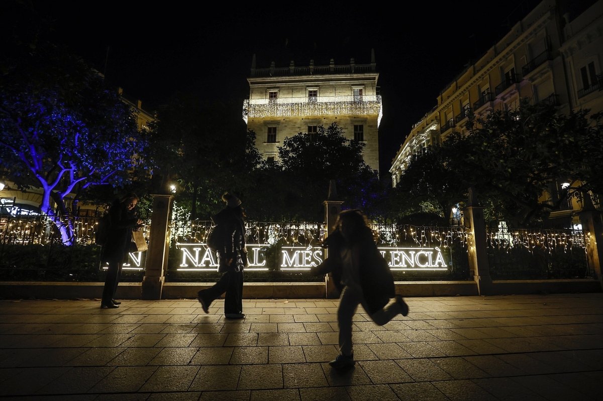 Vistas del encendido de la iluminación navideña de la Generalitat de 2023. - Foto: ROBER SOLSONA/EP Vistas del encendido de la iluminación navideña de la Generalitat de 2023.
