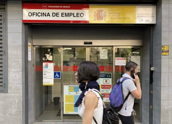 El paro cae en 46.783 personas en España en junio y baja de los 2,6 millones, mínimos desde 2008
