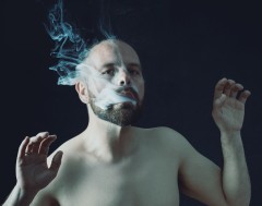 El castellonense Alejandro Mañas combina fotografía o cerámica en 'El murmullo de la noche'
