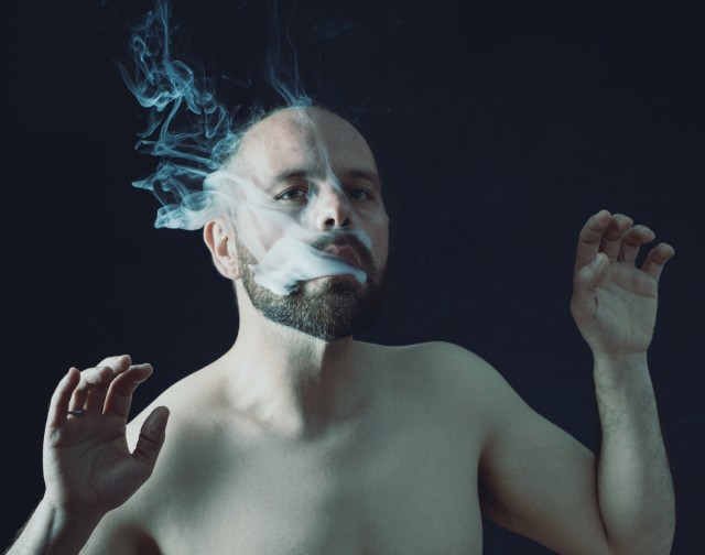 El artista castellonense Alejandro Mañas combina fotografía o cerámica en 'El murmullo de la noche'