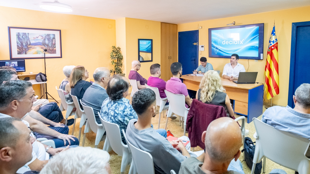 Reunión de Decidix en su nueva sede de Valencia. - Foto: DECIDIX Reunión de Decidix en su nueva sede de Valencia.