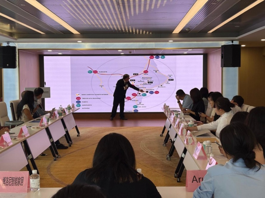 Villena busca inversores chinos para impulsar su Puerto Seco y atraer empresas al nodo logístico