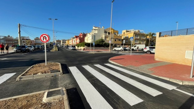 Torrevieja invierte 480.000 euros en renovar el asfalto y mejorar la accesibilidad en Mar Azul y Lo Ferrís
