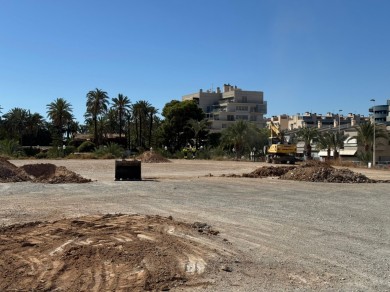 Empieza en Elche la adecuación del solar junto a la Policía Local para 400 plazas de aparcamiento
