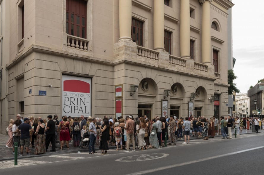 Las artes escénicas valencianas convocan una concentración de protesta por el cierre del Principal