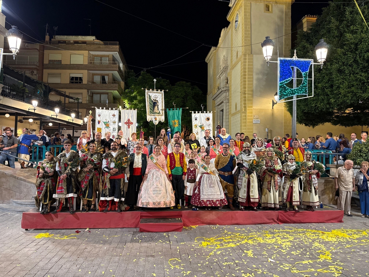 Tribuna en el desfile del Mig Any 2025
