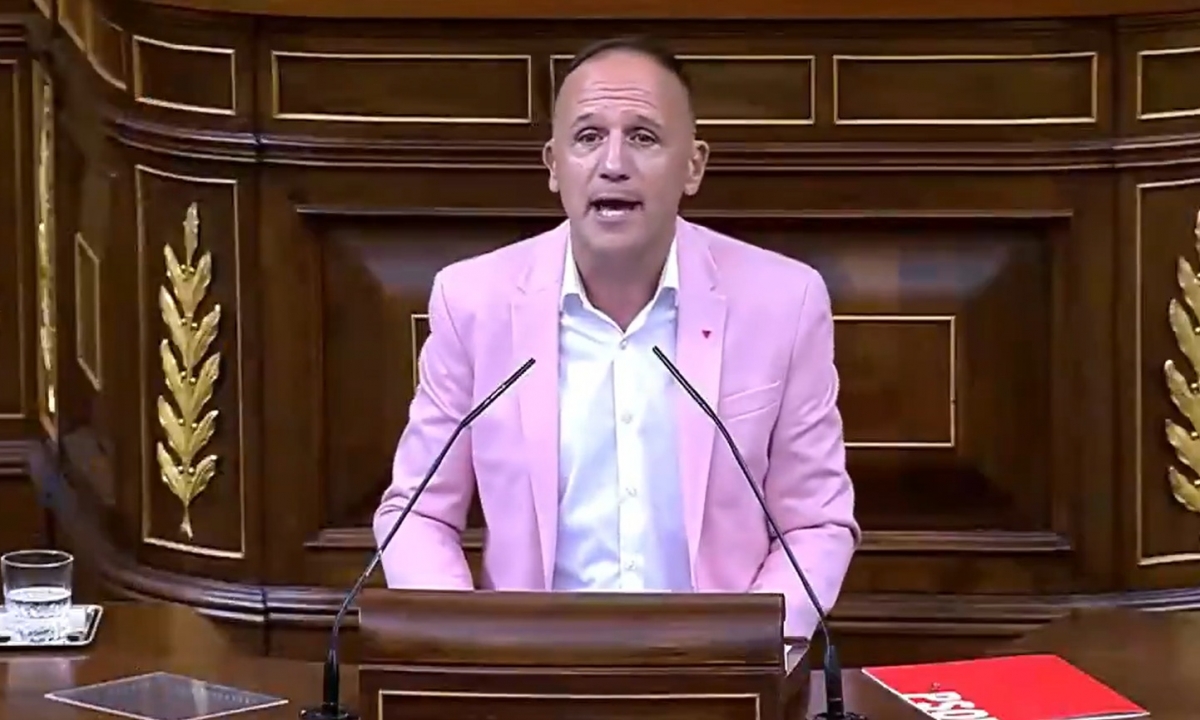 Un diputado de Alicante habla en el Congreso de su homosexualidad en la adolescencia y se topa con el desprecio de Vox