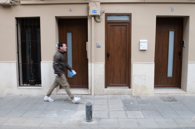 València tramita las primeras 14 solicitudes para reconvertir bajos turísticos ilegales en viviendas