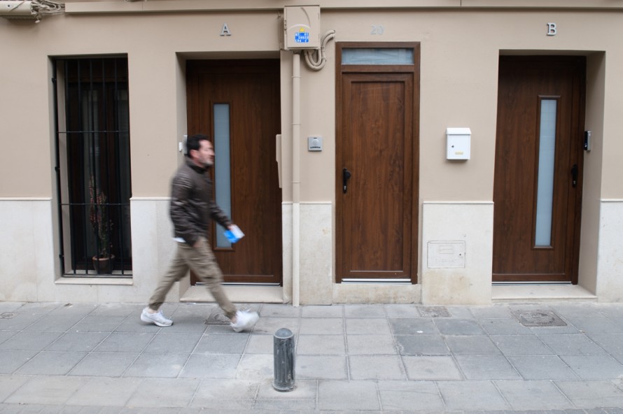 València tramita las primeras 14 solicitudes para reconvertir bajos turísticos ilegales en viviendas
