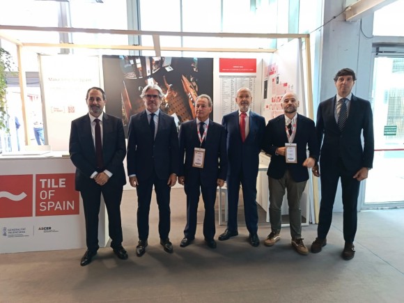 Los esmaltes también acusan la guerra: sus ventas caen un 5% en el primer semestre y alerta del precio de las materias primas