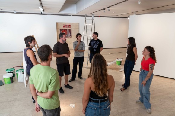 Reconfigurando el entorno desde el MUA: siete artistas en los límites del objeto y la memoria