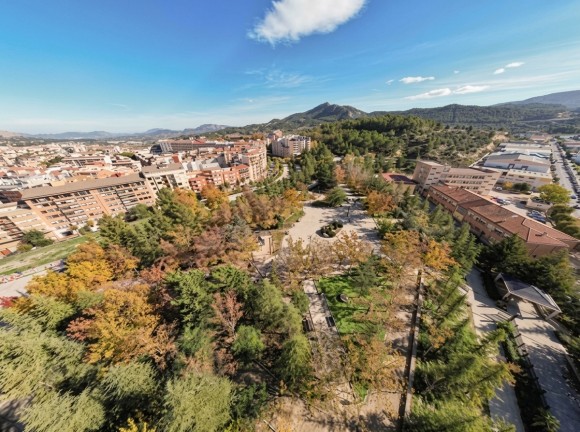 Un recurso de la segunda clasificada suspende la adjudicación del cuidado de zonas verde en Alcoy: a esperar resolución