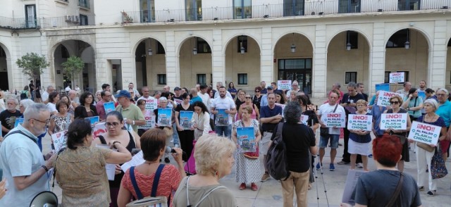 Otra concentración vecinal reclama mejoras en la limpieza de Alicante