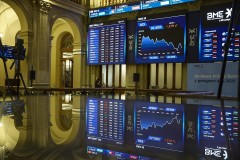 La banca arrastra en su caída a un Ibex 35 que llega a perder los 19.600 puntos nada más abrir