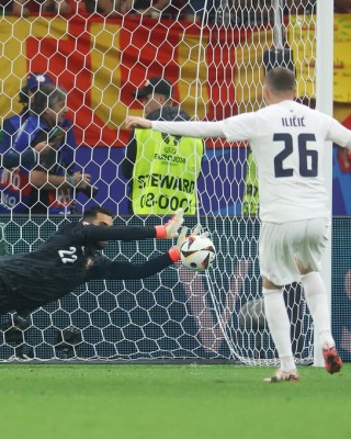 Diogo Costa se viste de héroe en los penaltis y mete a Portugal en cuartos